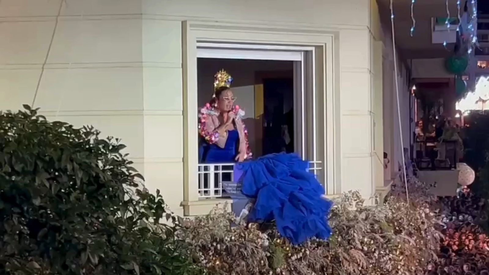 Laura Gallego pone banda sonora a la espera de la Cabalgata de Sevilla en la calle Asunción con una actuación sorpresa