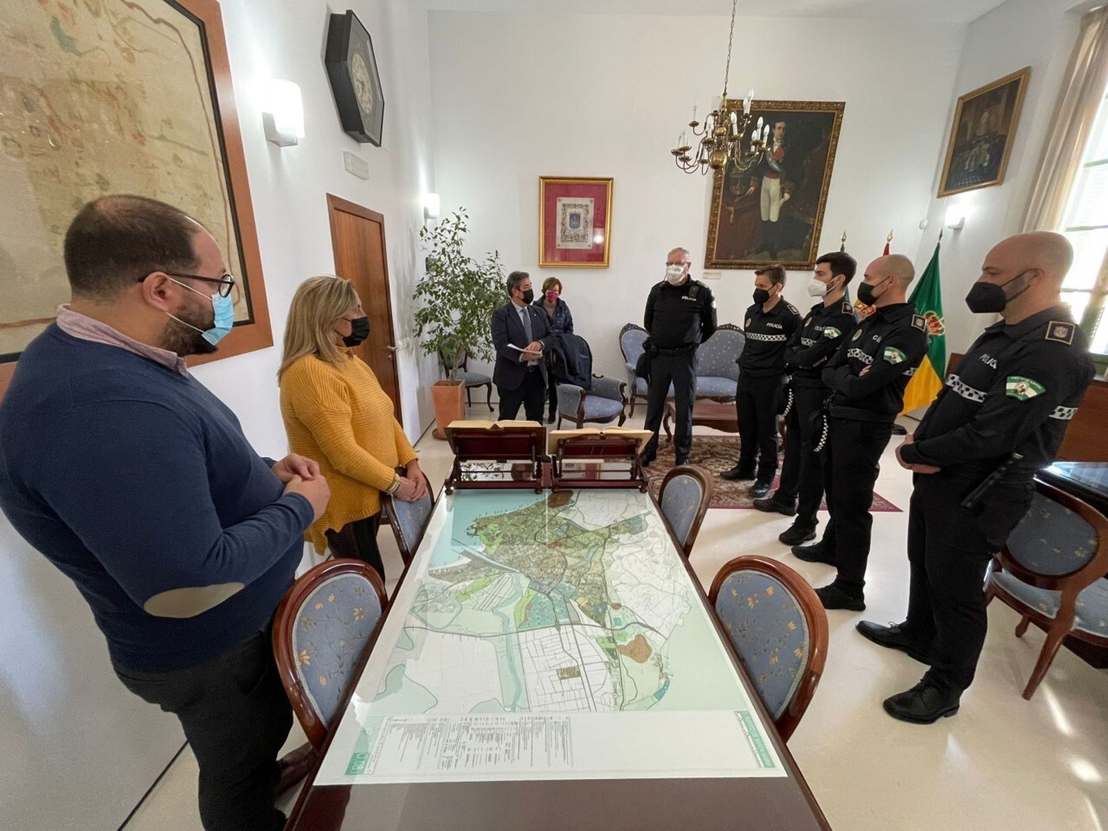 Los cuatro nuevos agentes de Policía Local, con los concejales en  la Alcaldía.