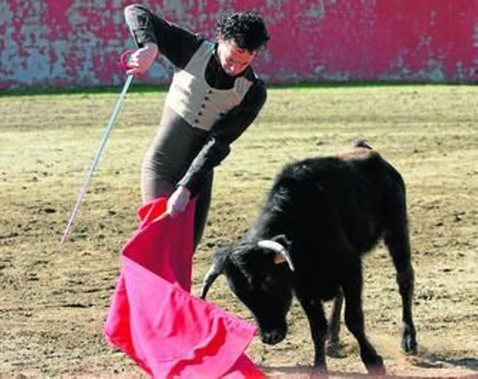 Fran Gómez, toreando por bajo en la plaza de tientas de 'La Herrera', la finca del maestro Julio Aparicio.