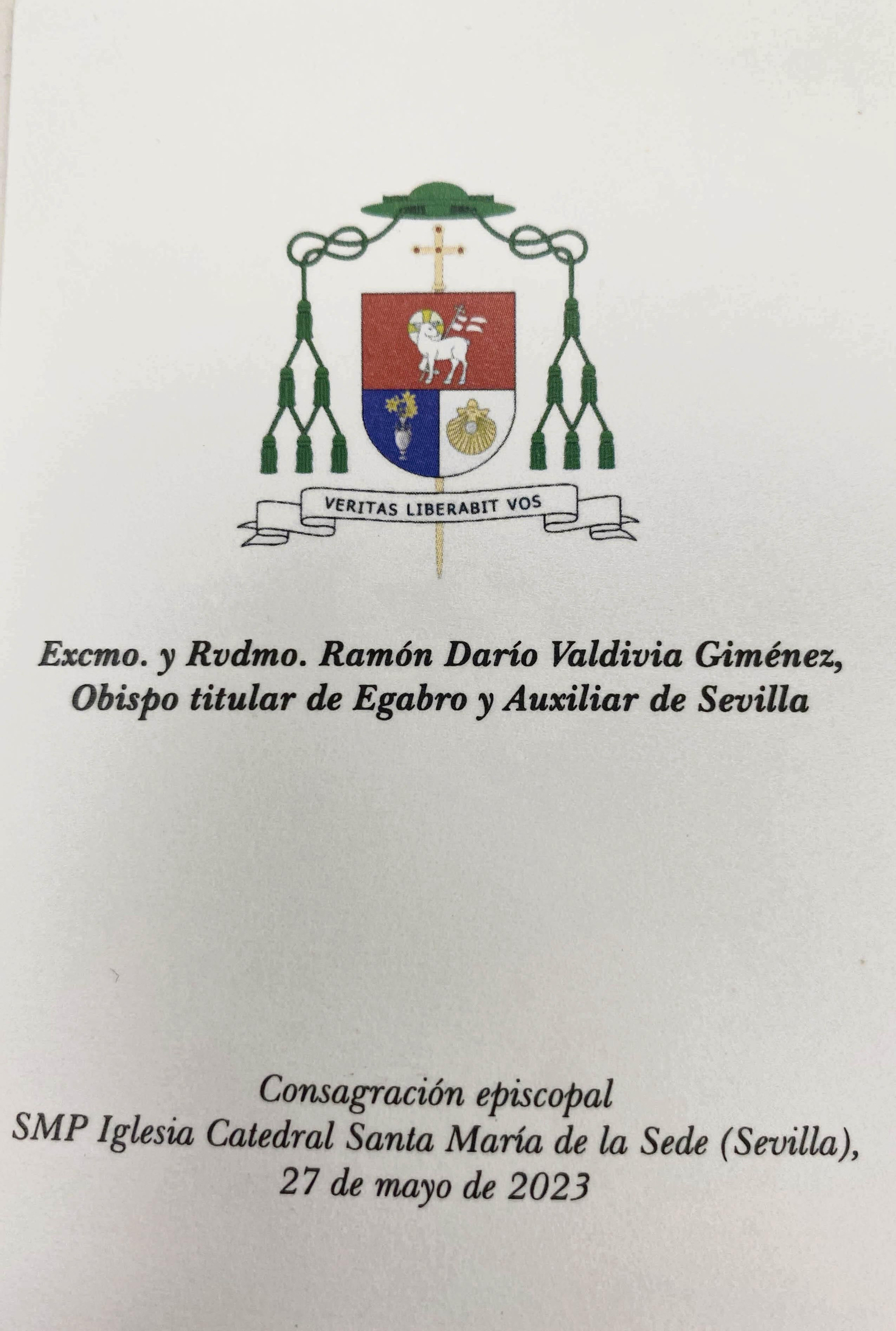 El escudo del nuevo obispo auxiliar y el texto que recuerda su consagración.