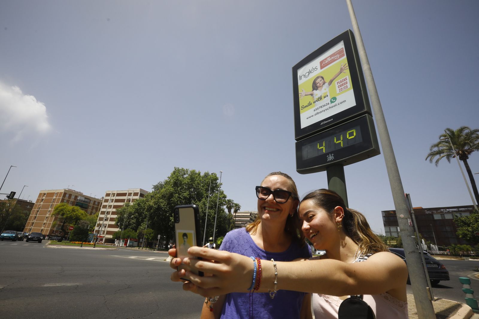 Imágenes de la ola de calor en Córdoba: sombreros, paraguas y fuentes para sobrevivir al aviso naranja