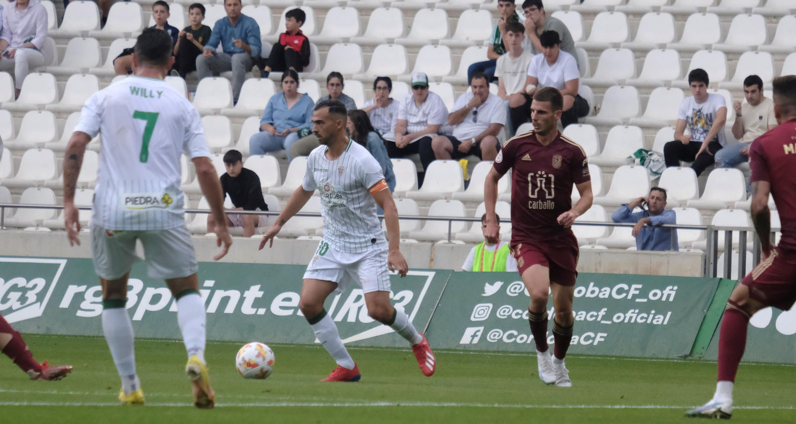 Miguel de las Cuevas conduce el balón en el Córdoba CF - Badajoz.