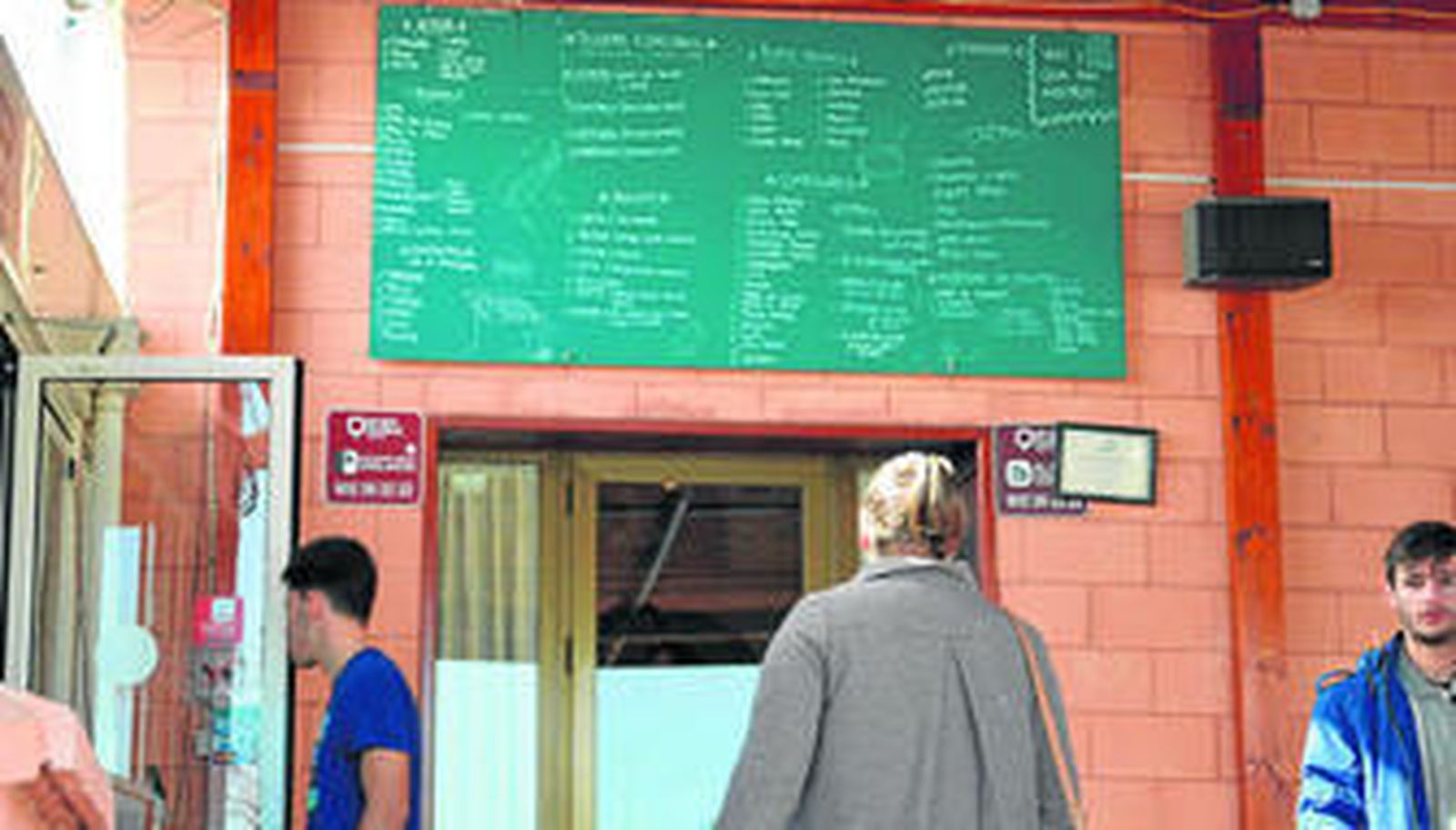 La pizarra de propuestas del bar Romera preside la entrada a este negocio que abrió sus puertas hace 40 años.