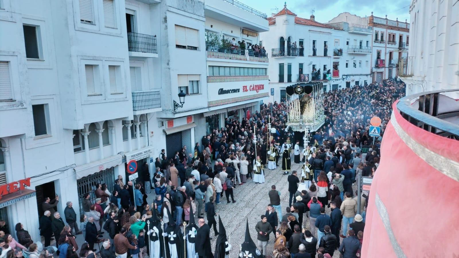 María Santísima de la Soledad procesionando por Aracena.