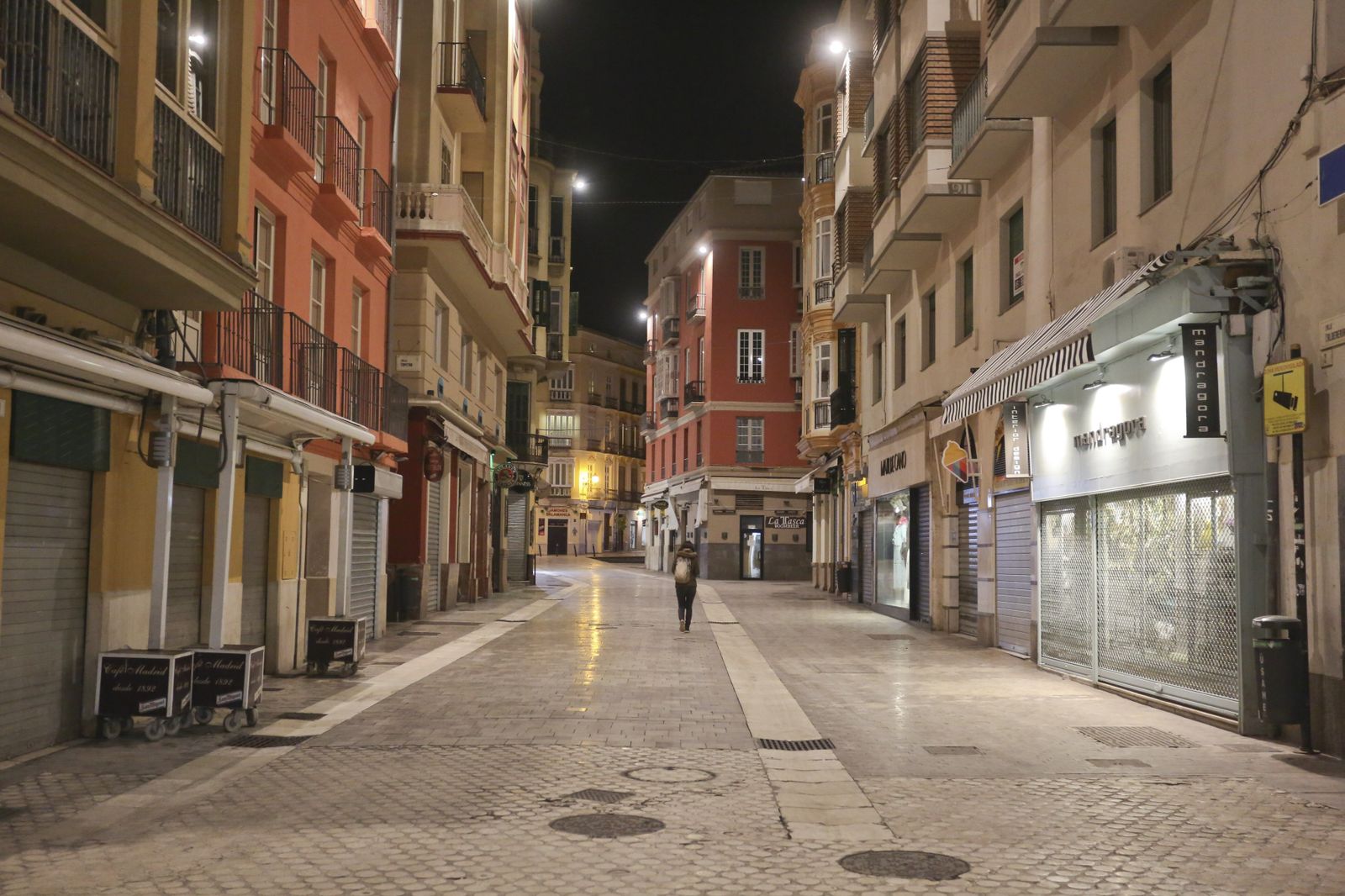 El coronavirus dibuja una noche desierta en el centro de Málaga, en fotos