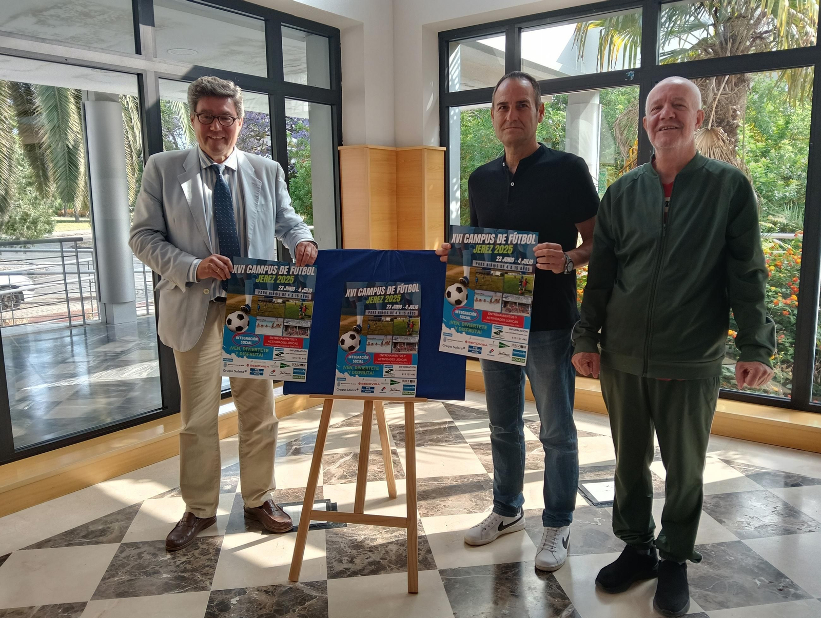 José Antonio Luna y Luis Álvarez, junto al delegado de Deportes José Ángel Aparicio.