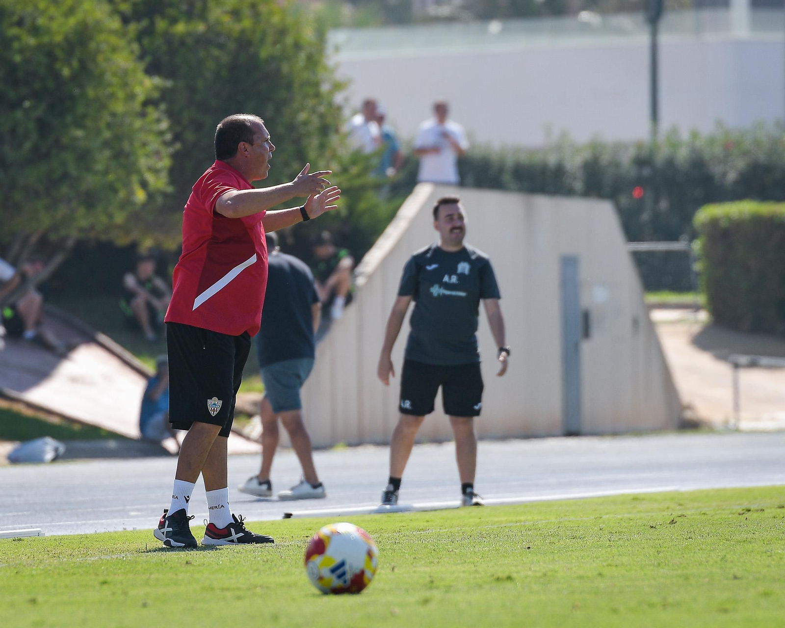 Alberto Lasarte realiza indicaciones a sus futbolistas desde la banda durante el encuentro disputado frente al Águilas.