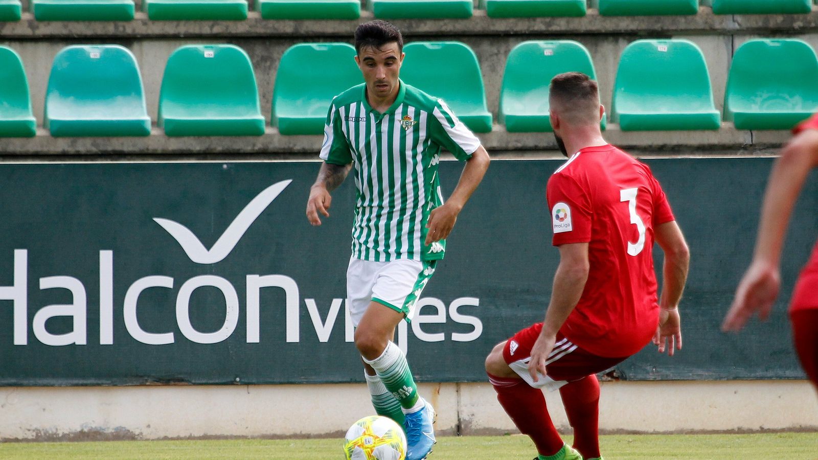 Roberto encara a un jugador del Utrera.