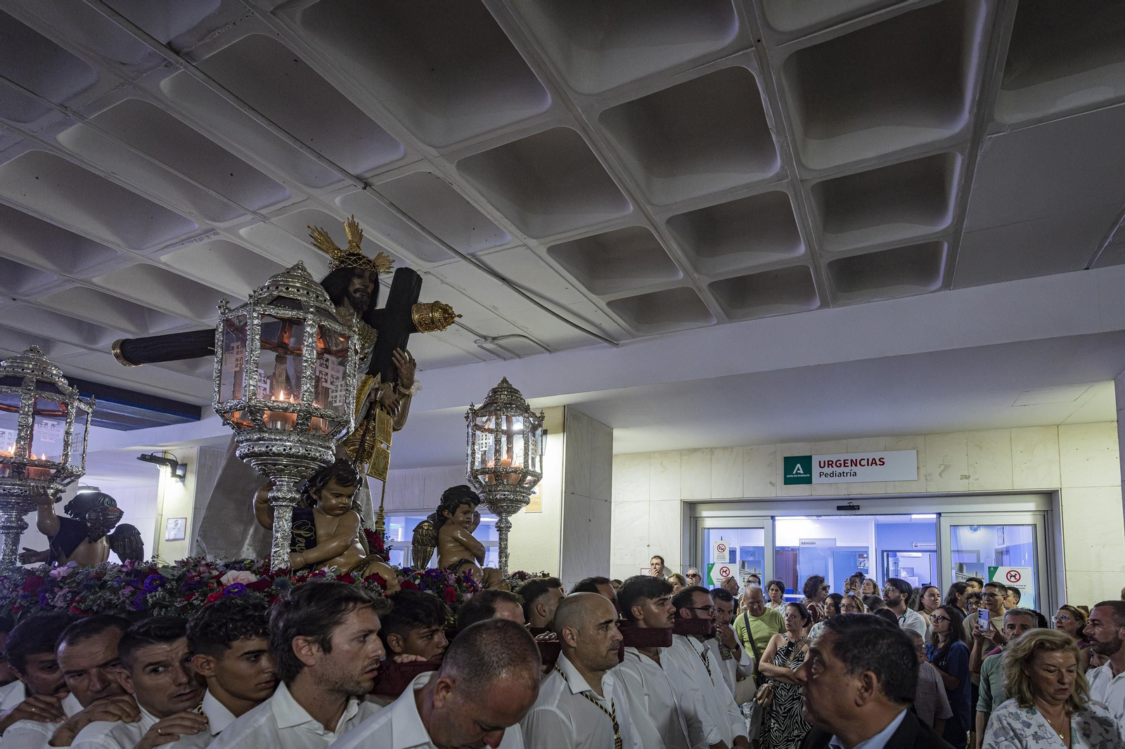 Las imágenes de la histórica visita del Nazareno de Santa María al hospital Puerta del Mar de Cádiz