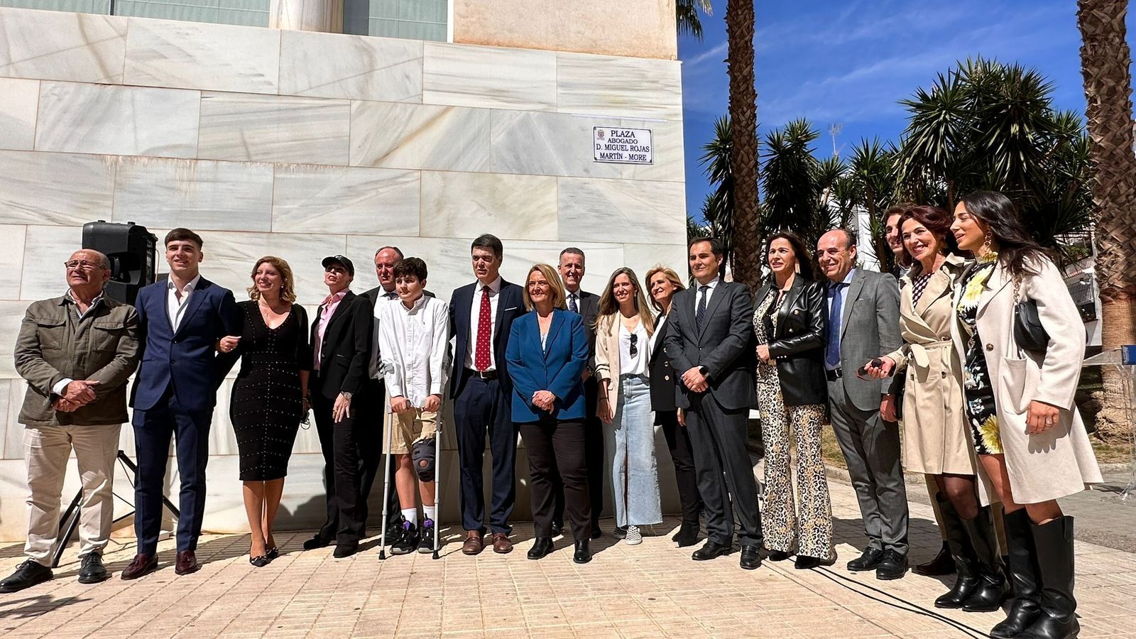 Una parte de la familia Rojas en el descubrimiento de la placa