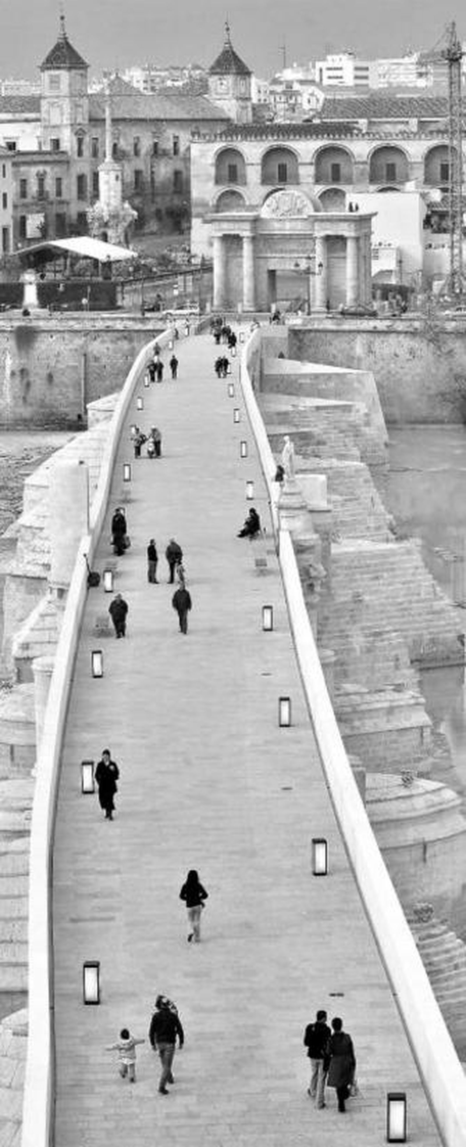 La Ribera, al fondo, con el nuevo tablero del Puente Romano.