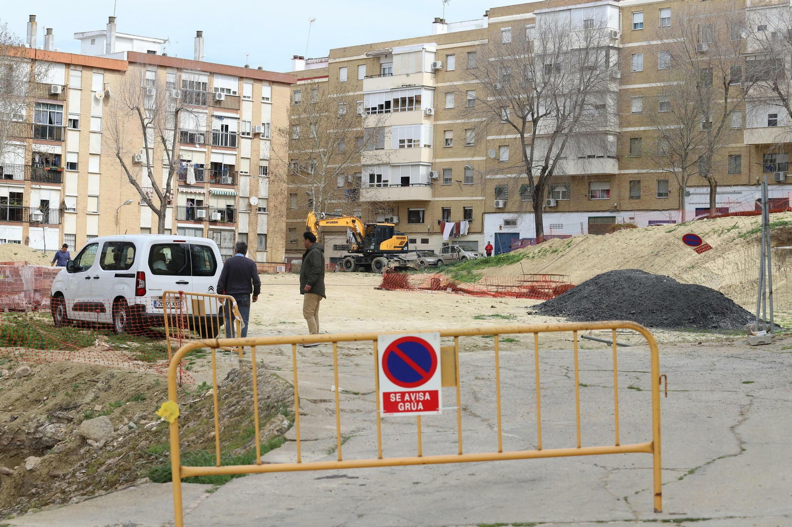 Operarios y maquinaria en la Plaza de los Templetes de Huelva.