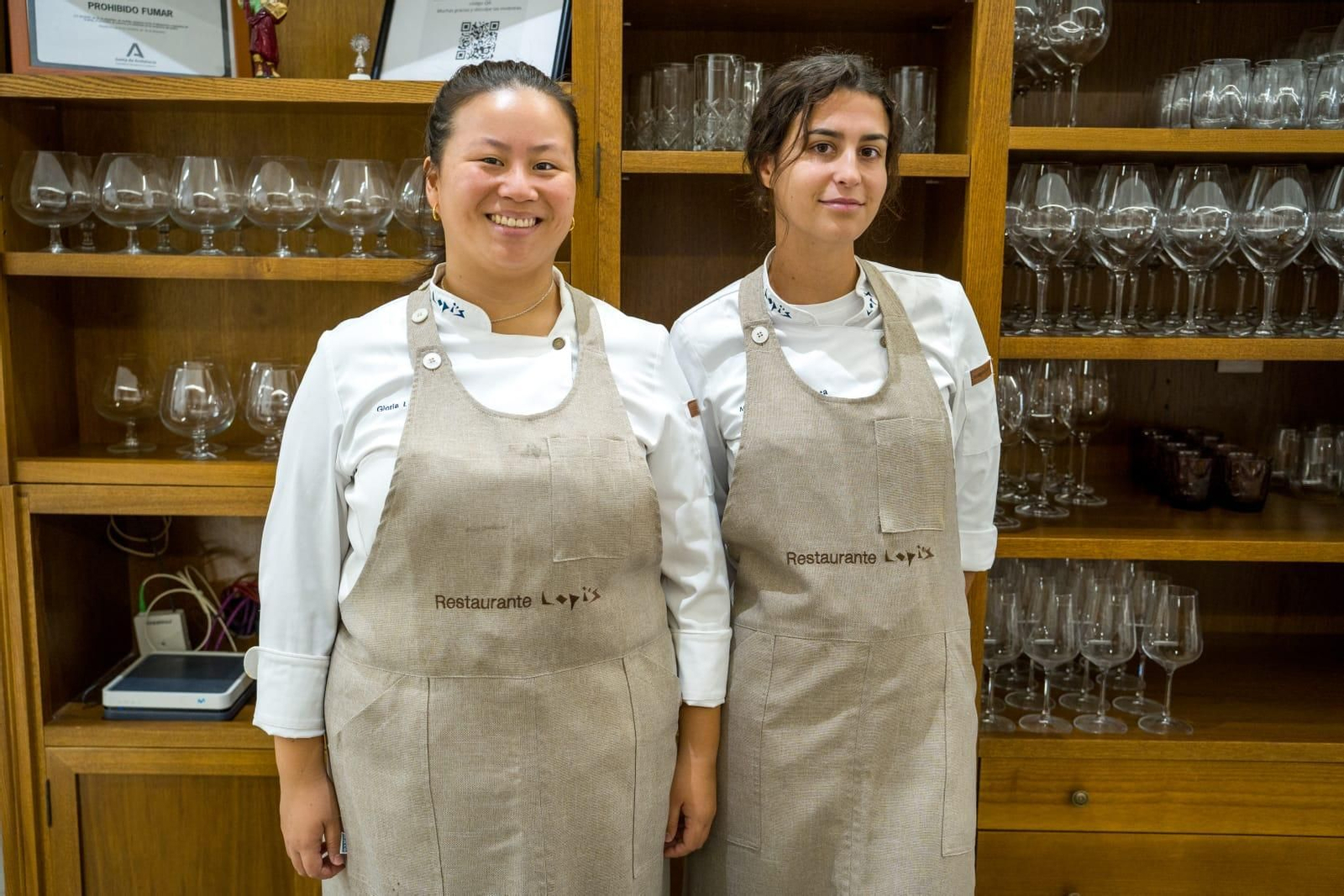 Gloria junto a una compañera en Restaurante Lopi's