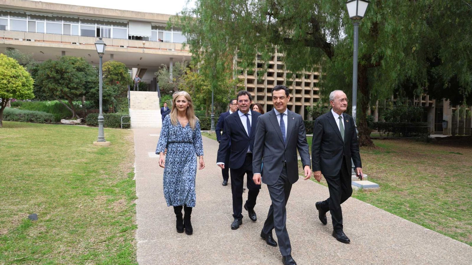 Moreno, De la Torre, Del Pozo y Larrubia recorriendo visitando la Universidad Laboral.
