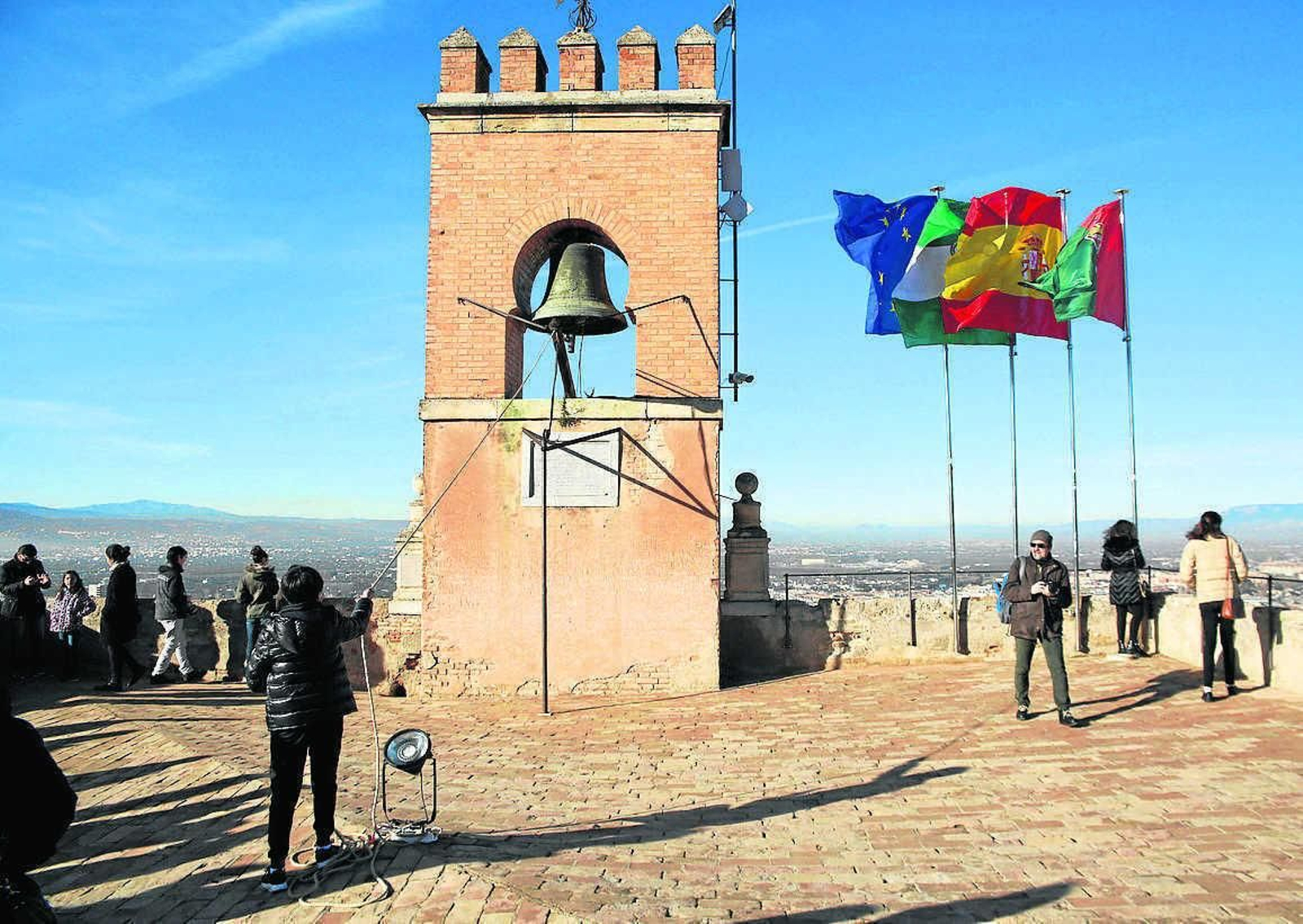 La campana de la Vela ha dado vida a Granada y a su entorno.