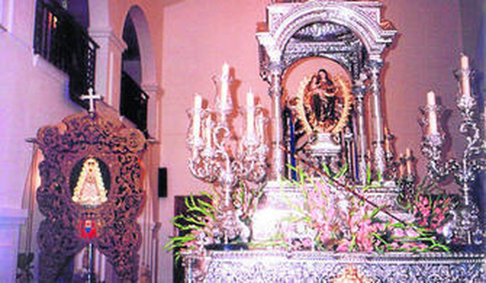 La Virgen de la Cinta, acompañada por el Simpecado de Huelva, antes de su coronación canónica en 1992.