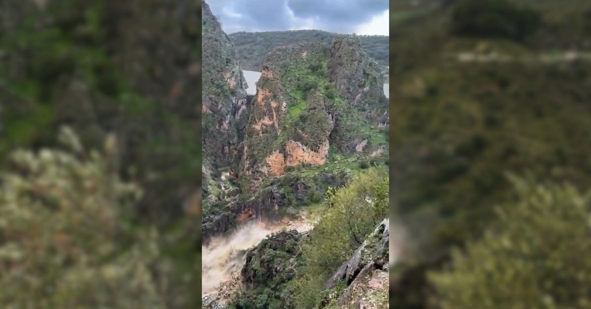 Así se desagua la presa de Montejaque tras alcanzar el límite de su capacidad