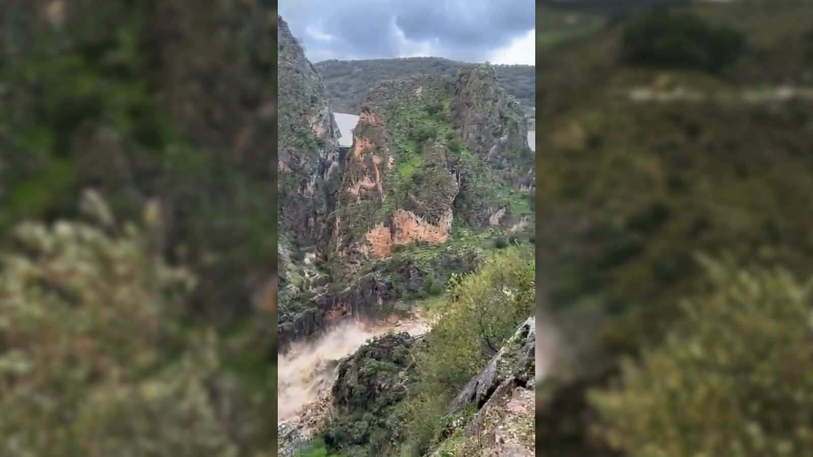 Así se desagua la presa de Montejaque tras alcanzar el límite de su capacidad