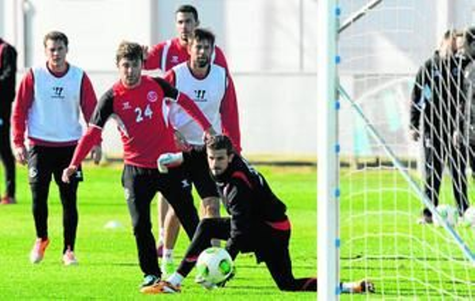 Javi Varas tapa a Rusescu, ante Cristóforo, Coke e Iborra.