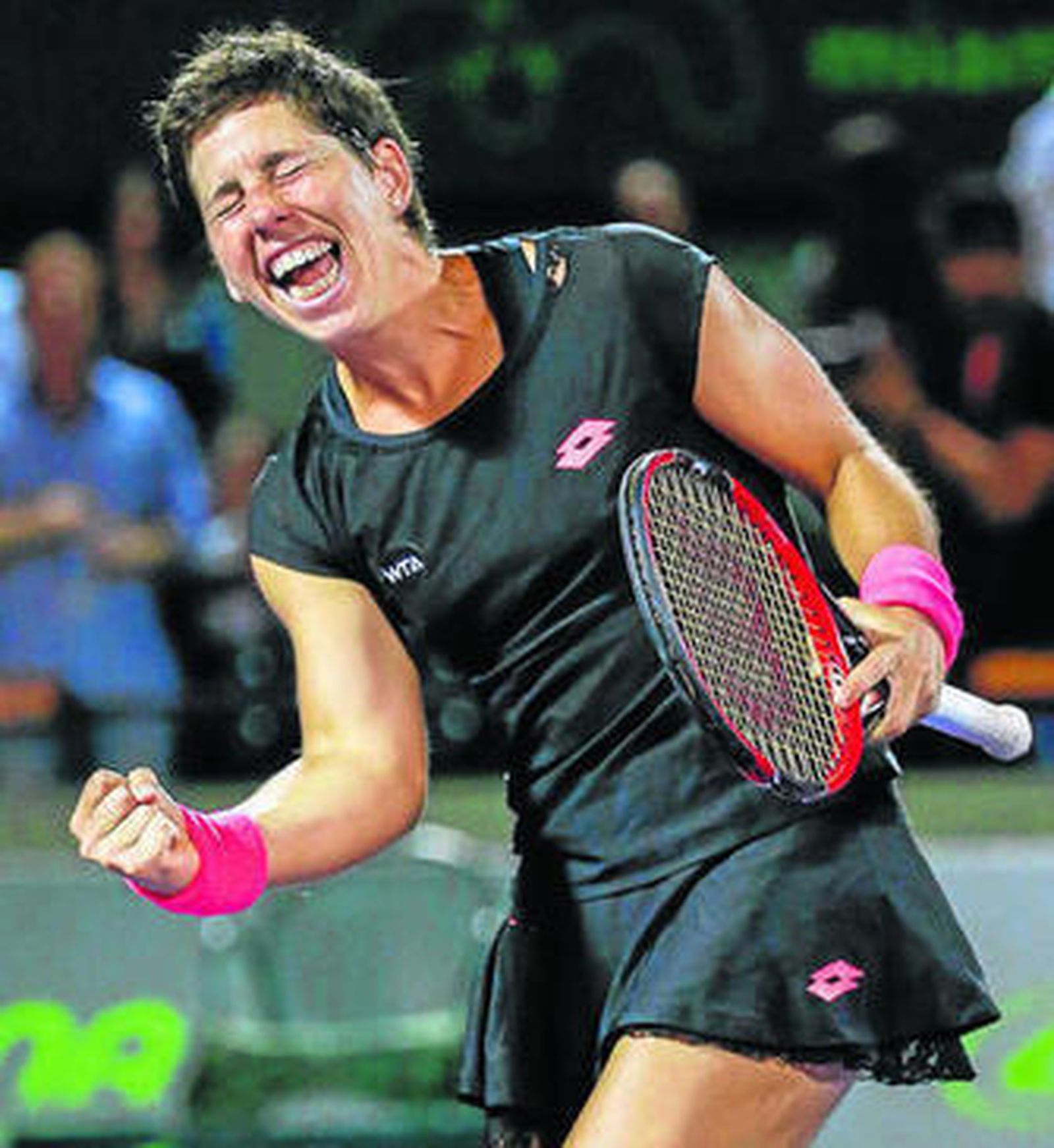 Carla Suárez celebra la victoria ante Venus Williams.