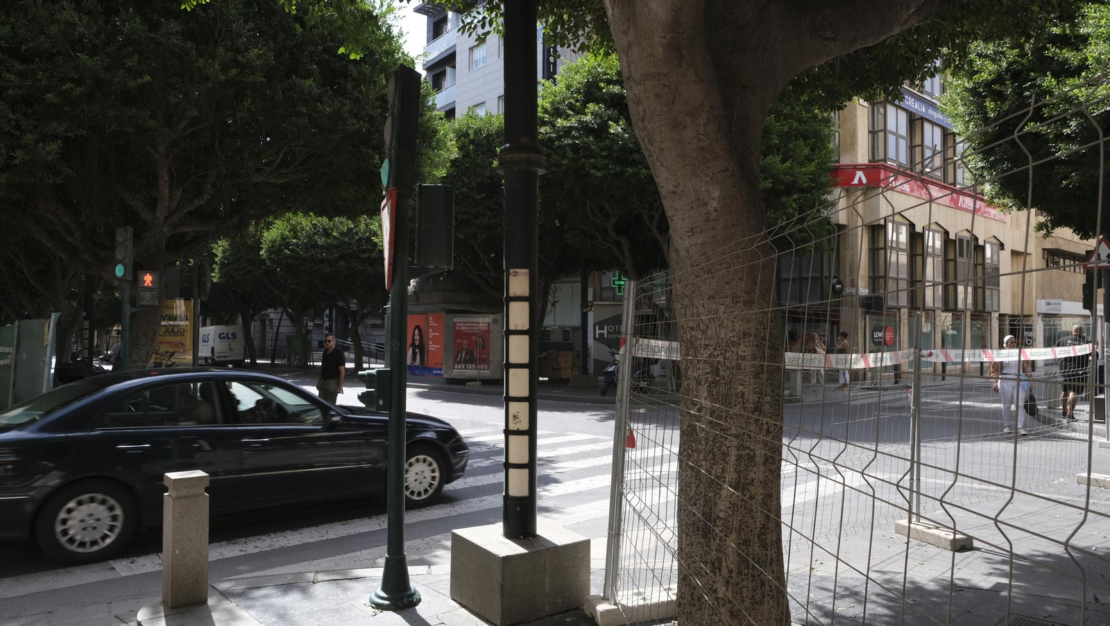 Las obras de peatonalización del Paseo de Almería llegan a la Calle Rueda López, en imágenes