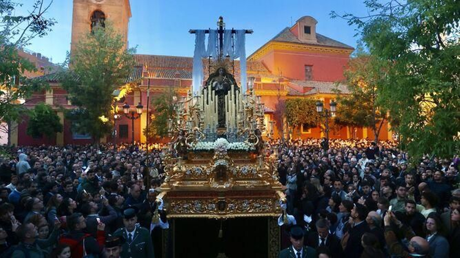 Salida de María Santísima en su Soledad al pie de la cruz, de la Soledad de San Lorenzo