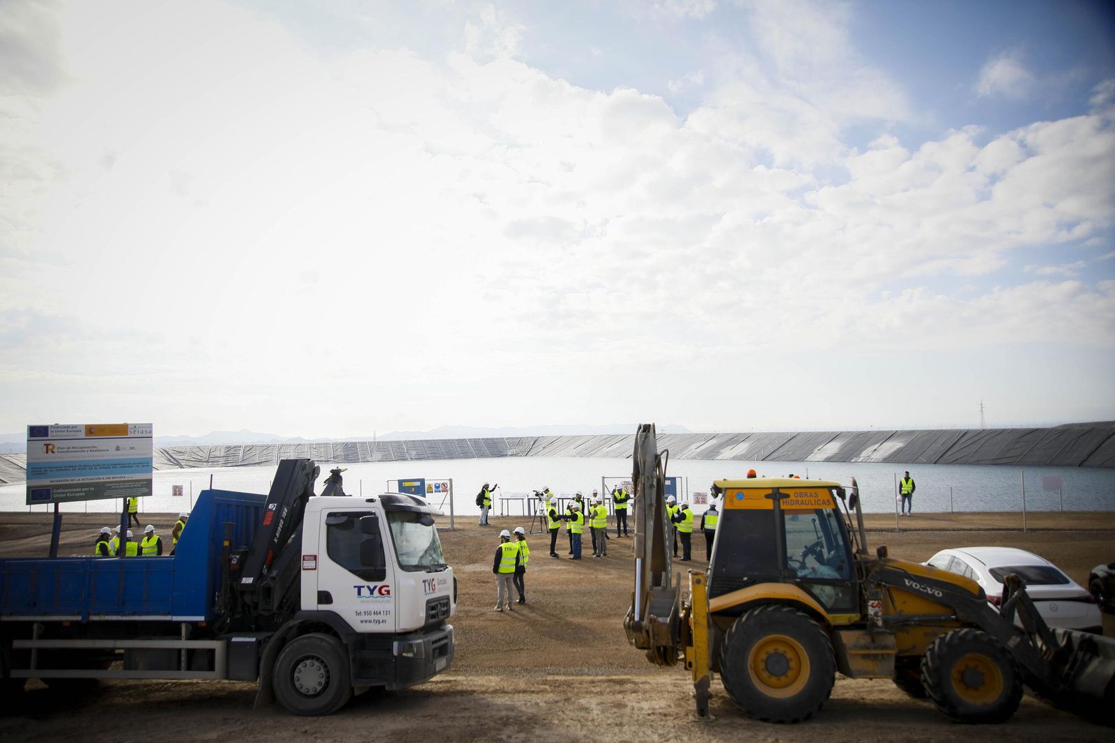 María Jesús Montero visita las obras de la balsa general de regulación de la Comarca de Usuarios Aguas de Níjar, en imágenes