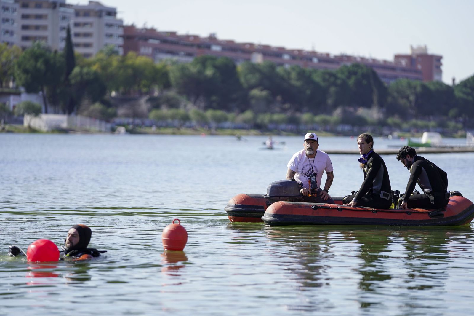 La limpieza solidaria del Guadalquivir en el Centro Náutico del Alamillo, todas las fotos
