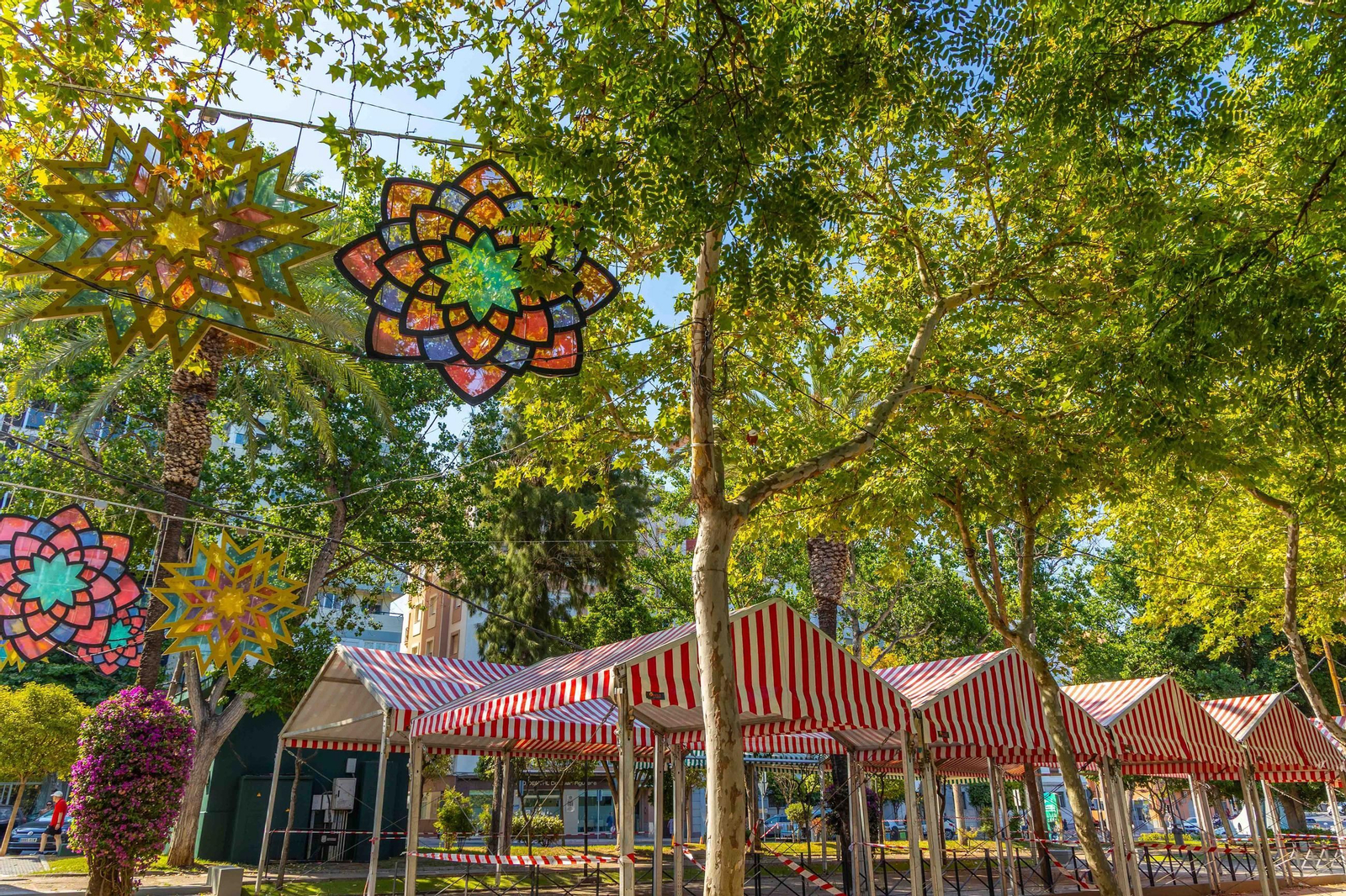 Casetas y alumbrado de la Feria del Carmen y de la Sal en el parque Almirante Laulhé, en San Fernando