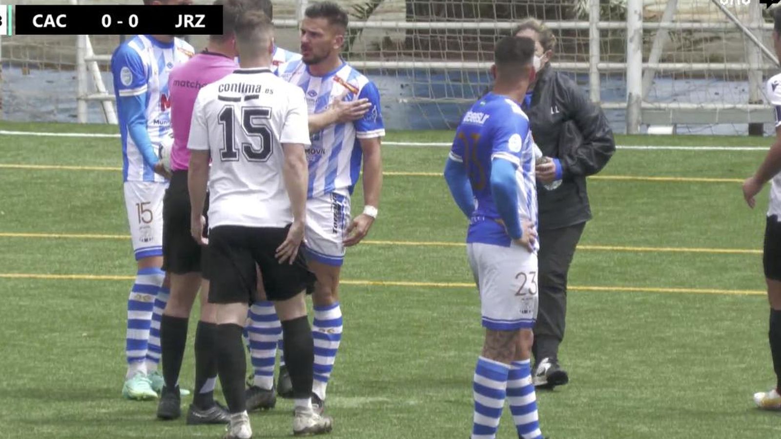 El árbitro trata de calmar a Parra en un momento del encuentro.