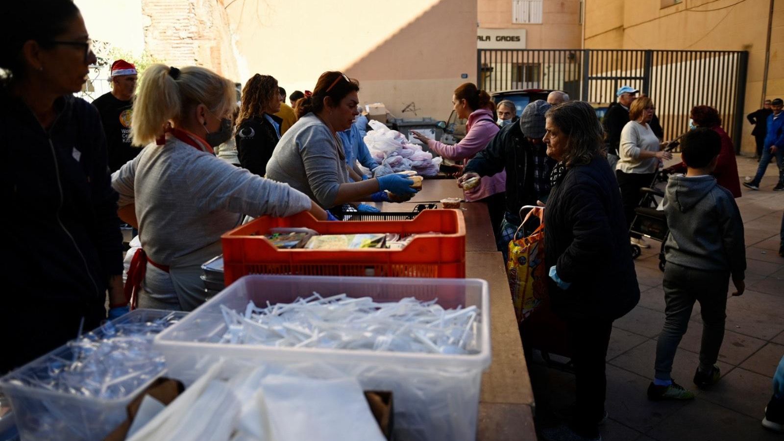 Medio pollo, una guarnición, una tortilla de patatas y un postre, son los alimentos que conforman estos menús de Nochebuena.
