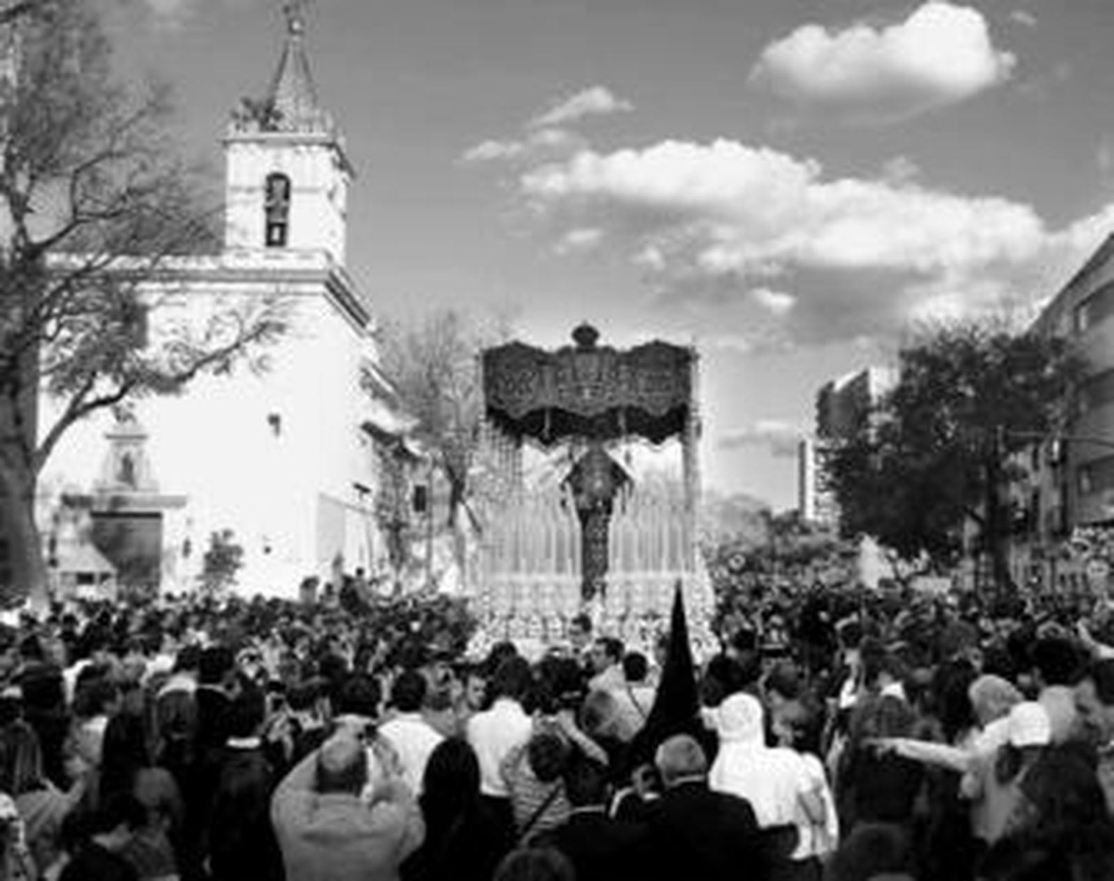 La multitud recibe a la Virgen de la Encarnación Coronada en su salida del templo.