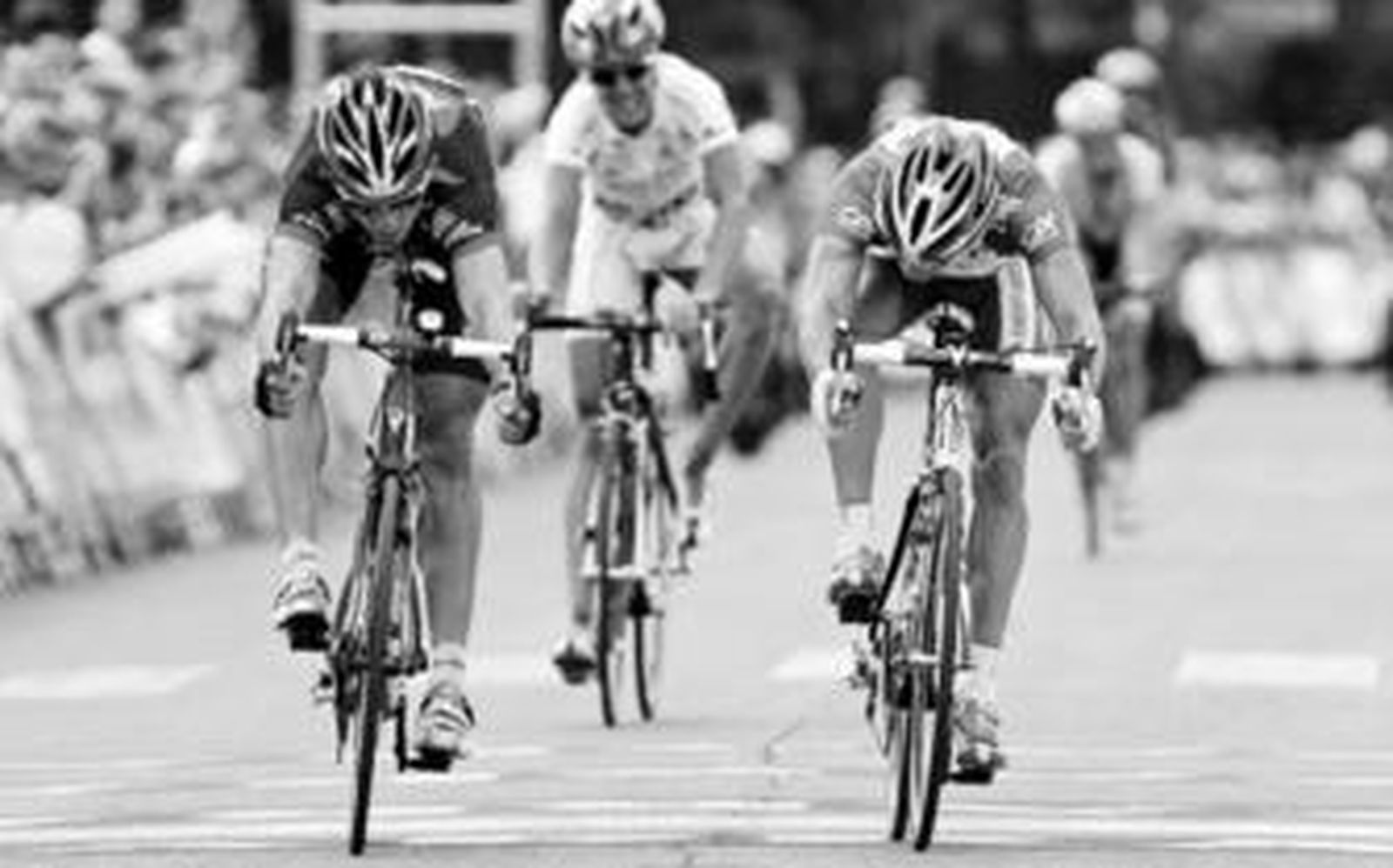 Imanol Erviti mete su rueda antes que Nicholas Roche por milímetros, con David Herrero detrás.