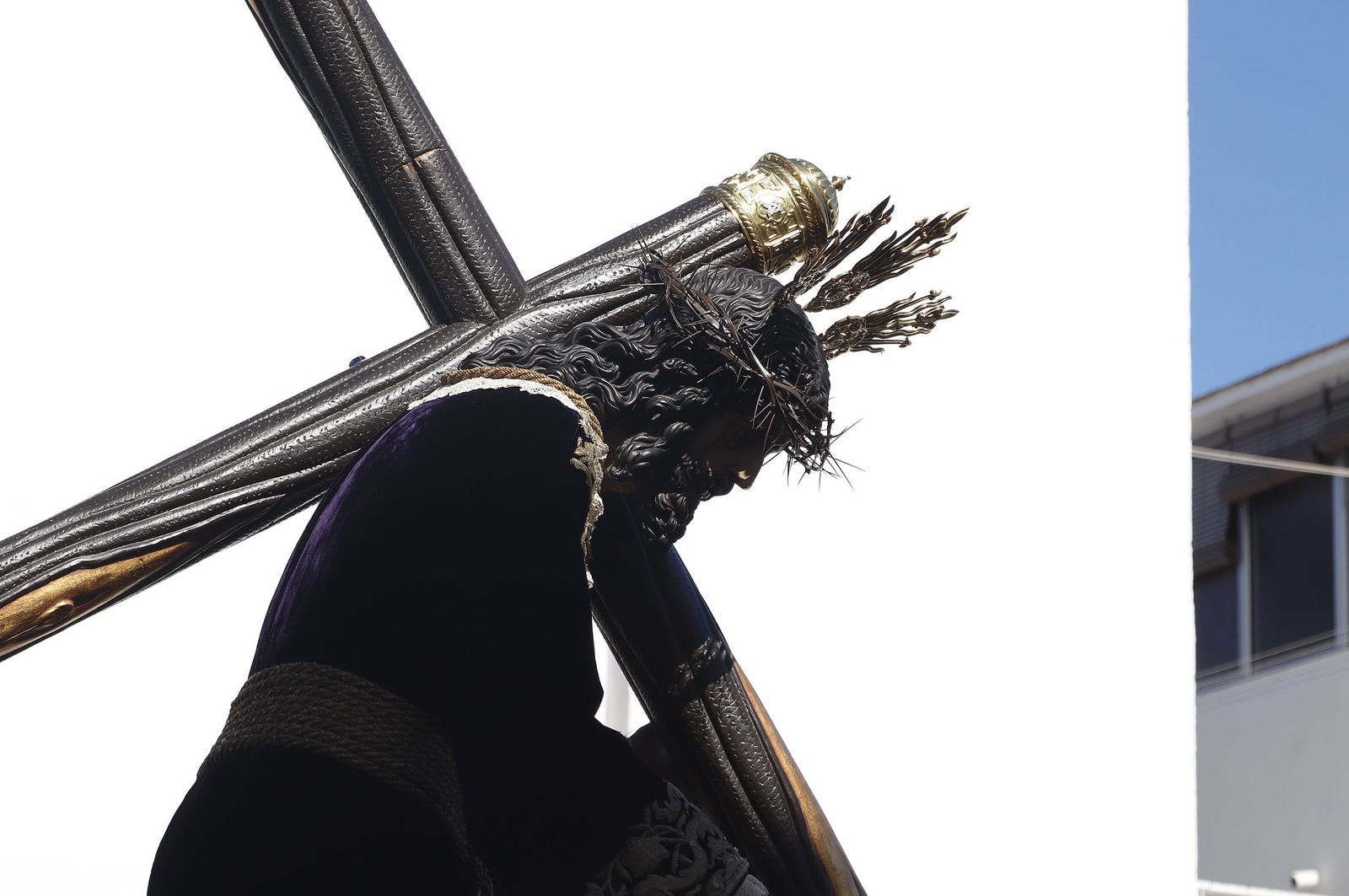 Imágenes del recorrido de la Hermandad de la Redención por las calles de Huelva