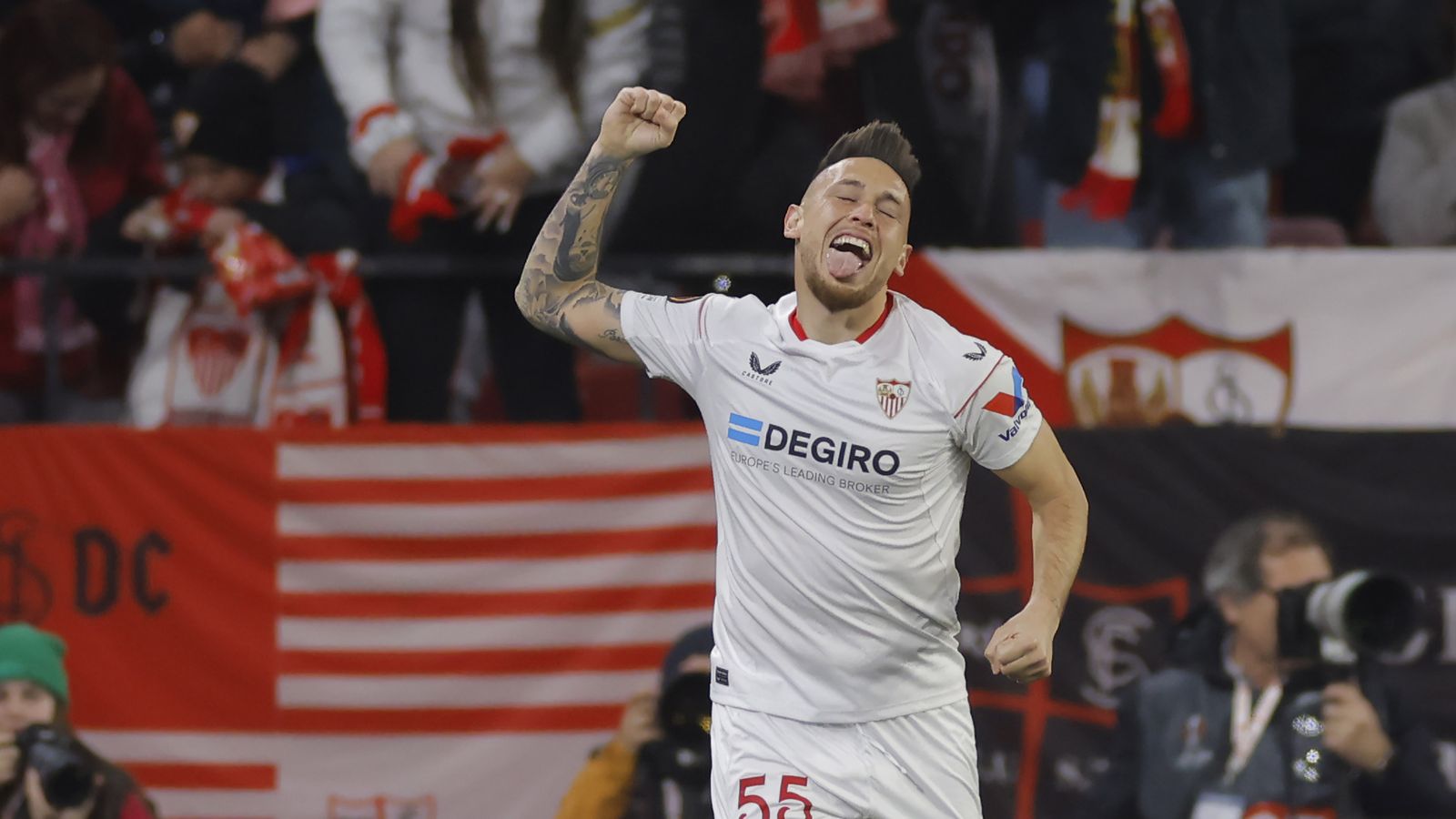 Ocampos celebra el dos a cero con euforia.