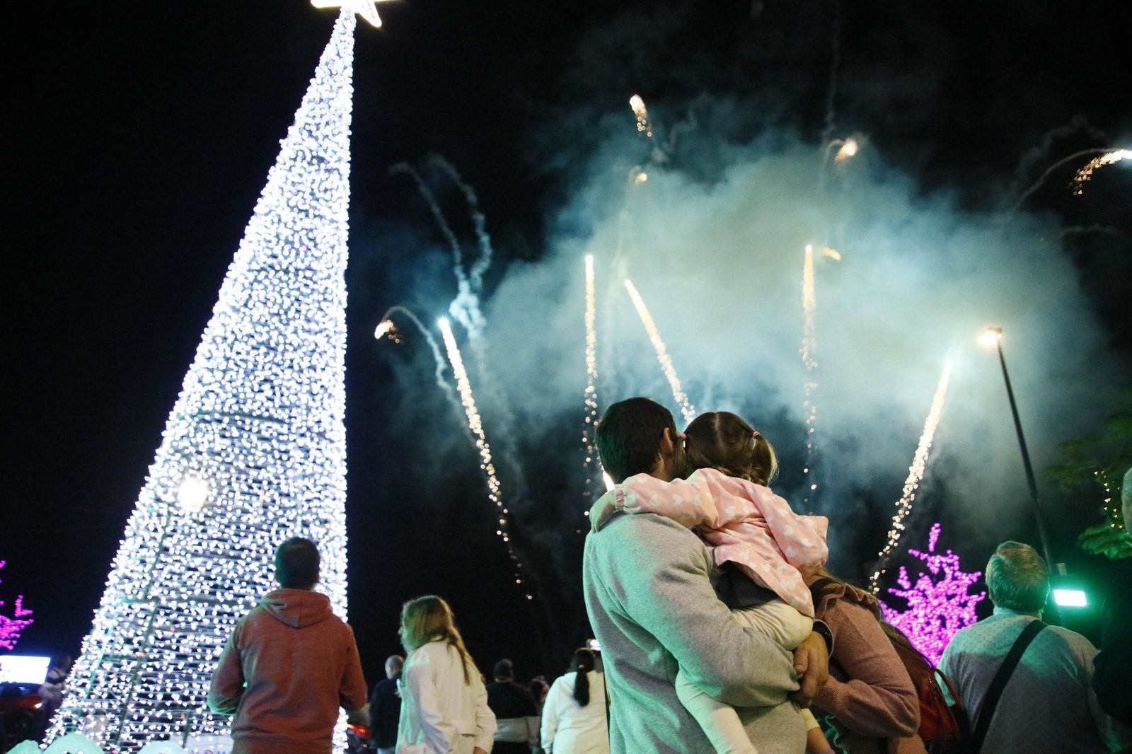Las imágenes del encendido de la iluminación navideña en el Hospital Torrecárdenas de Almería