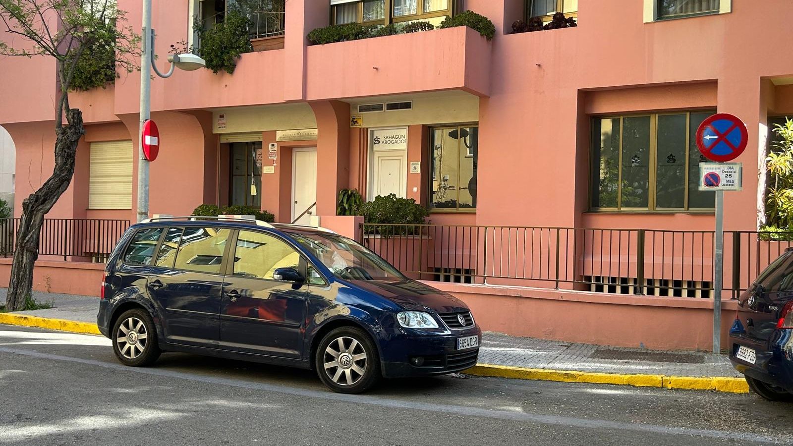 Esquina entre Tamarindos e Hibiscos que se ha visto "castigada" con la decisión unilateral del Ayuntamiento de perder varios aparcamientos, parece que de manera definitiva