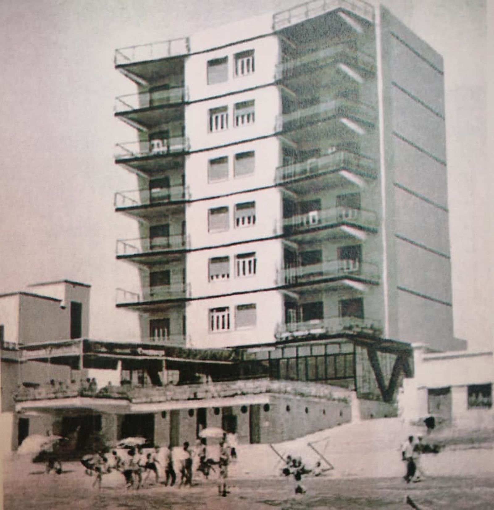 Edificio Playa recién construido, con el Tablao Manolo Manzanilla.