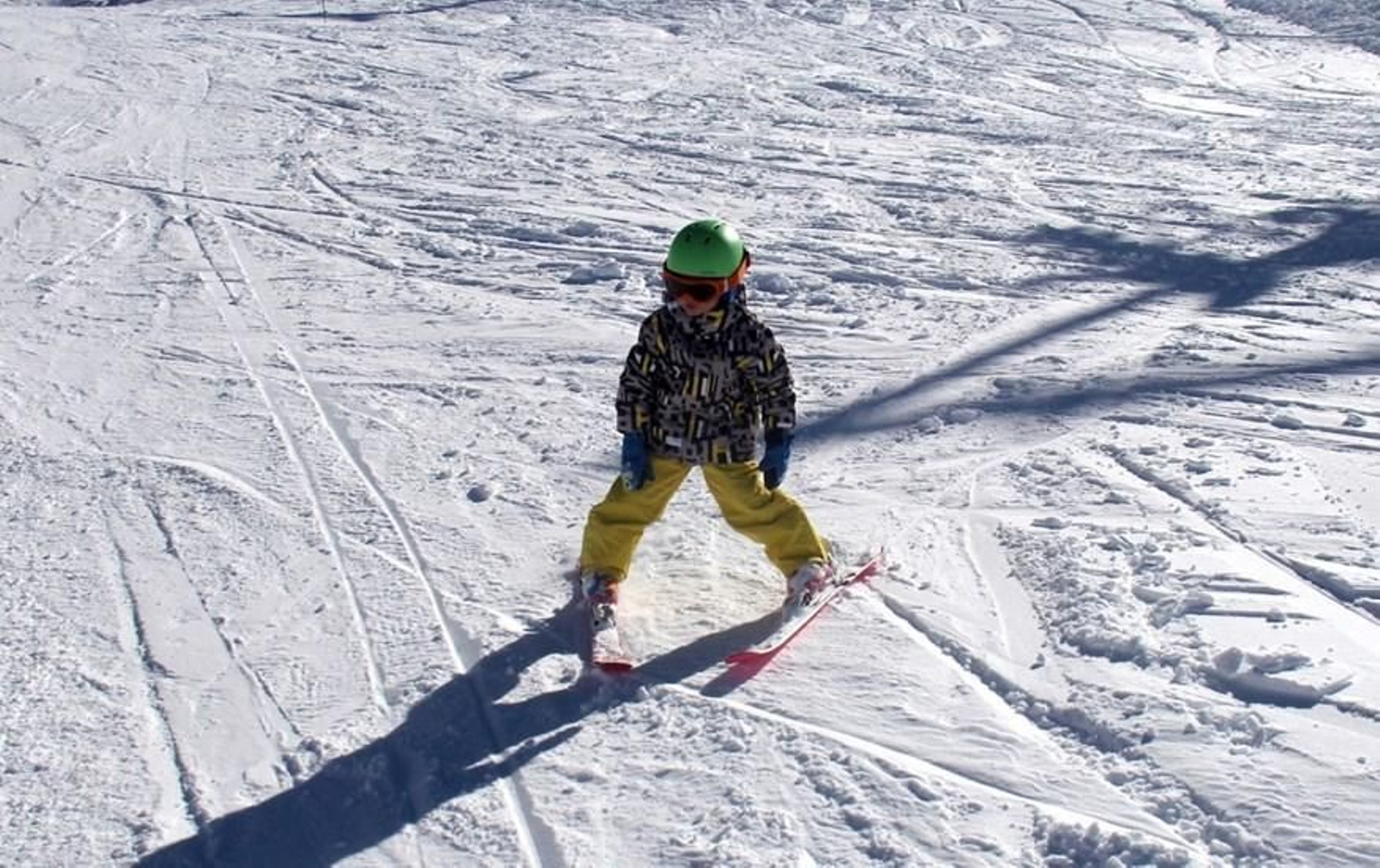 Un niño esquiando en Sierra Nevada