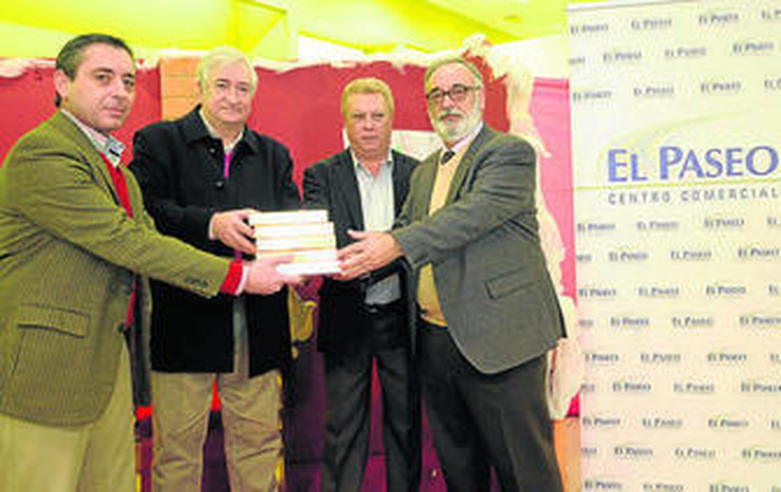 El gerente de El Paseo, ayer con los tres Reyes Magos.