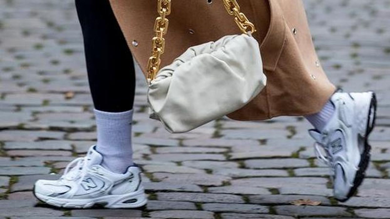 Los calcetines blancos por encima del pantalón, la última tendencia de las famosas.