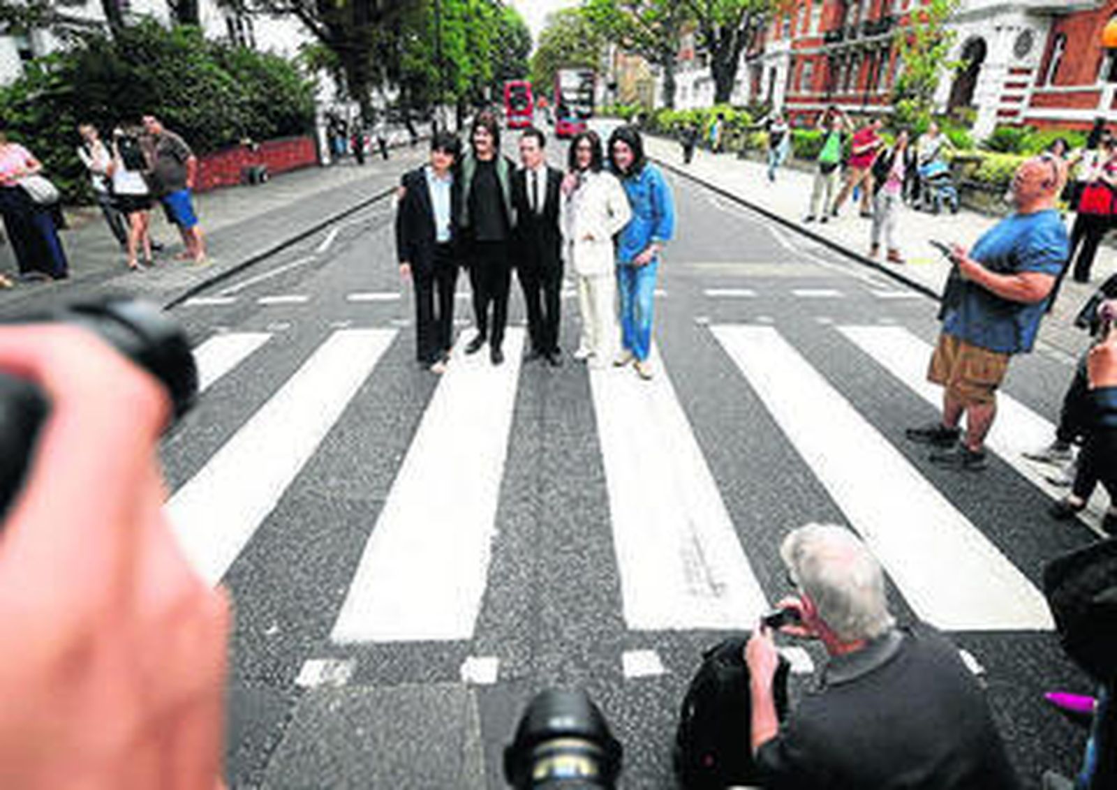 Los actores de 'Lei it be', en el célebre paso de peatones de Abbey Road.