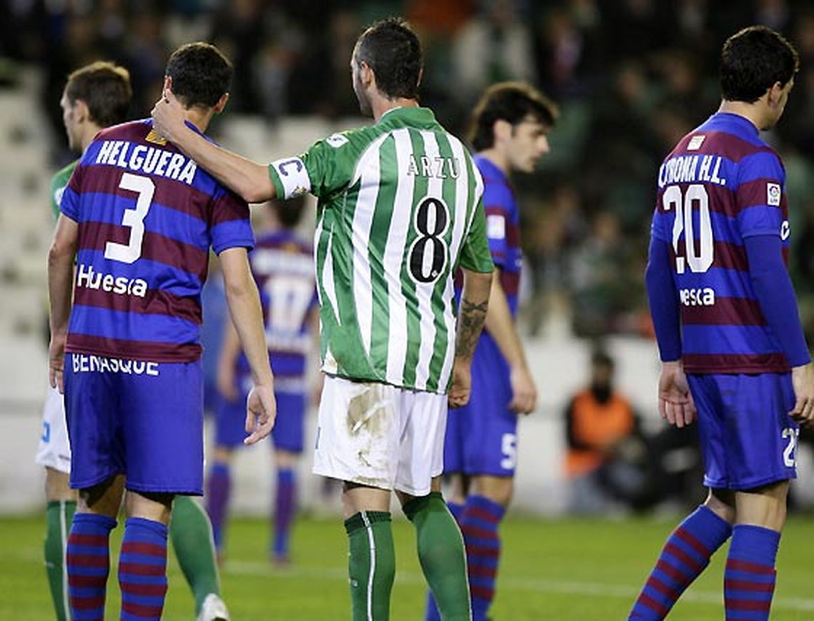 El Betis deja escapar dos puntos ante el Huesca (1-1) en los últimos compases de un partido en el que los de Antonio Tapia terminaron con dos expulsados.

Foto: Antonio Pizarro