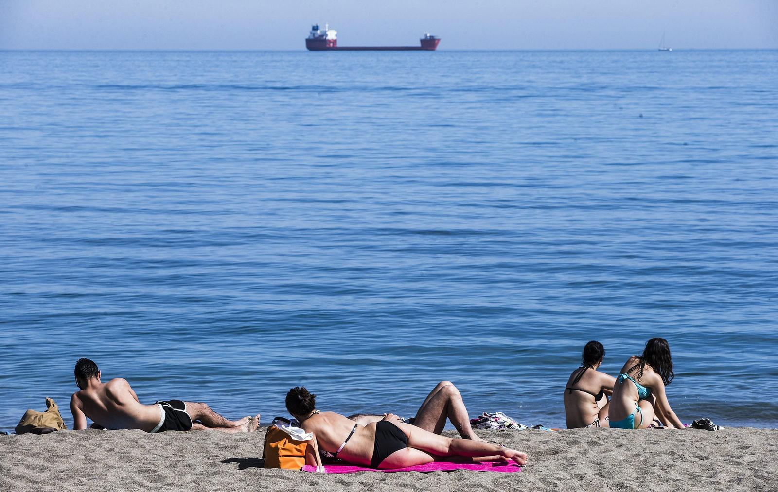 Bañistas en la playa de La Malagueta durante la pasada primavera.