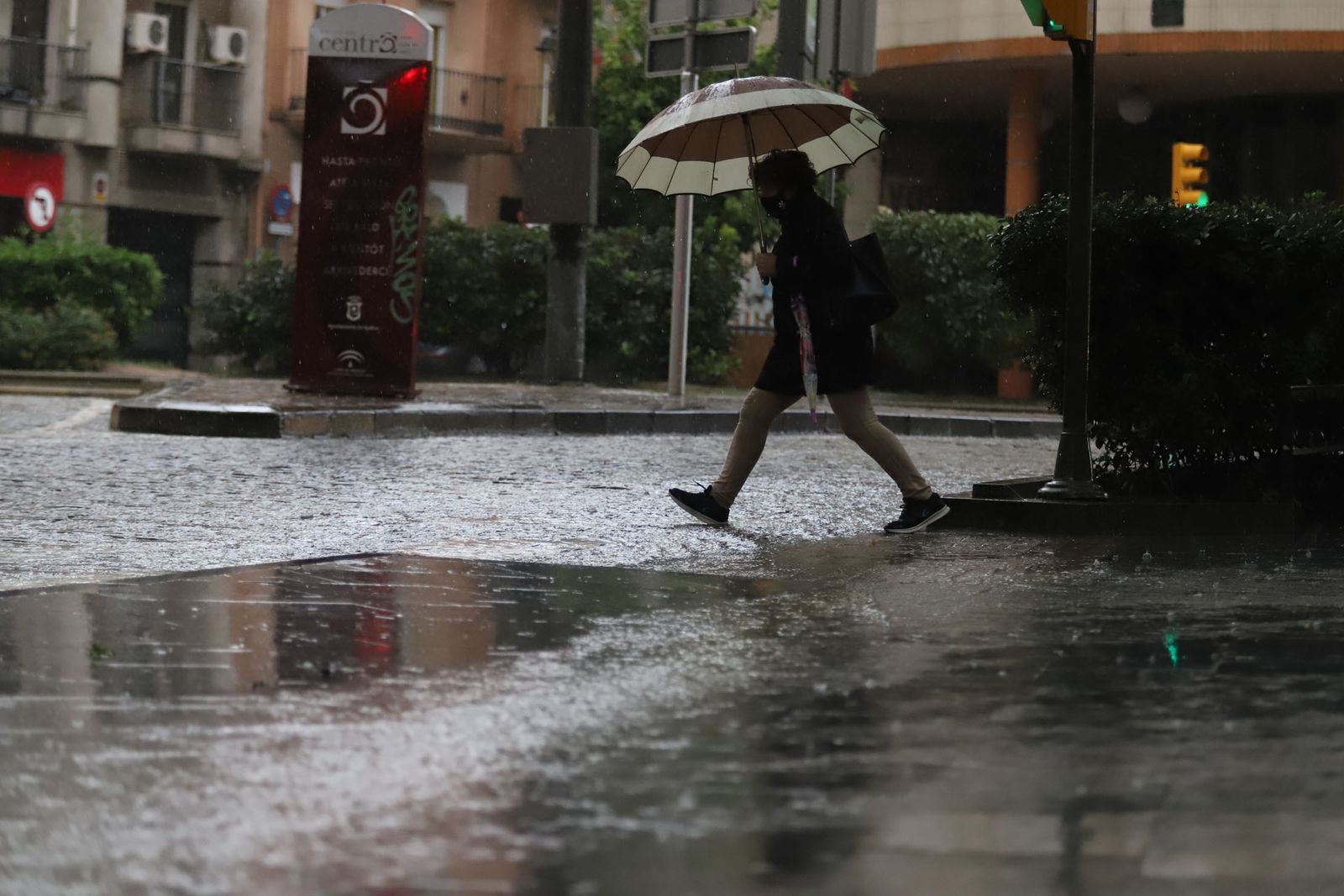 La lluvia acompañó durante todo el día con intensidad variada en la capital onubense.
