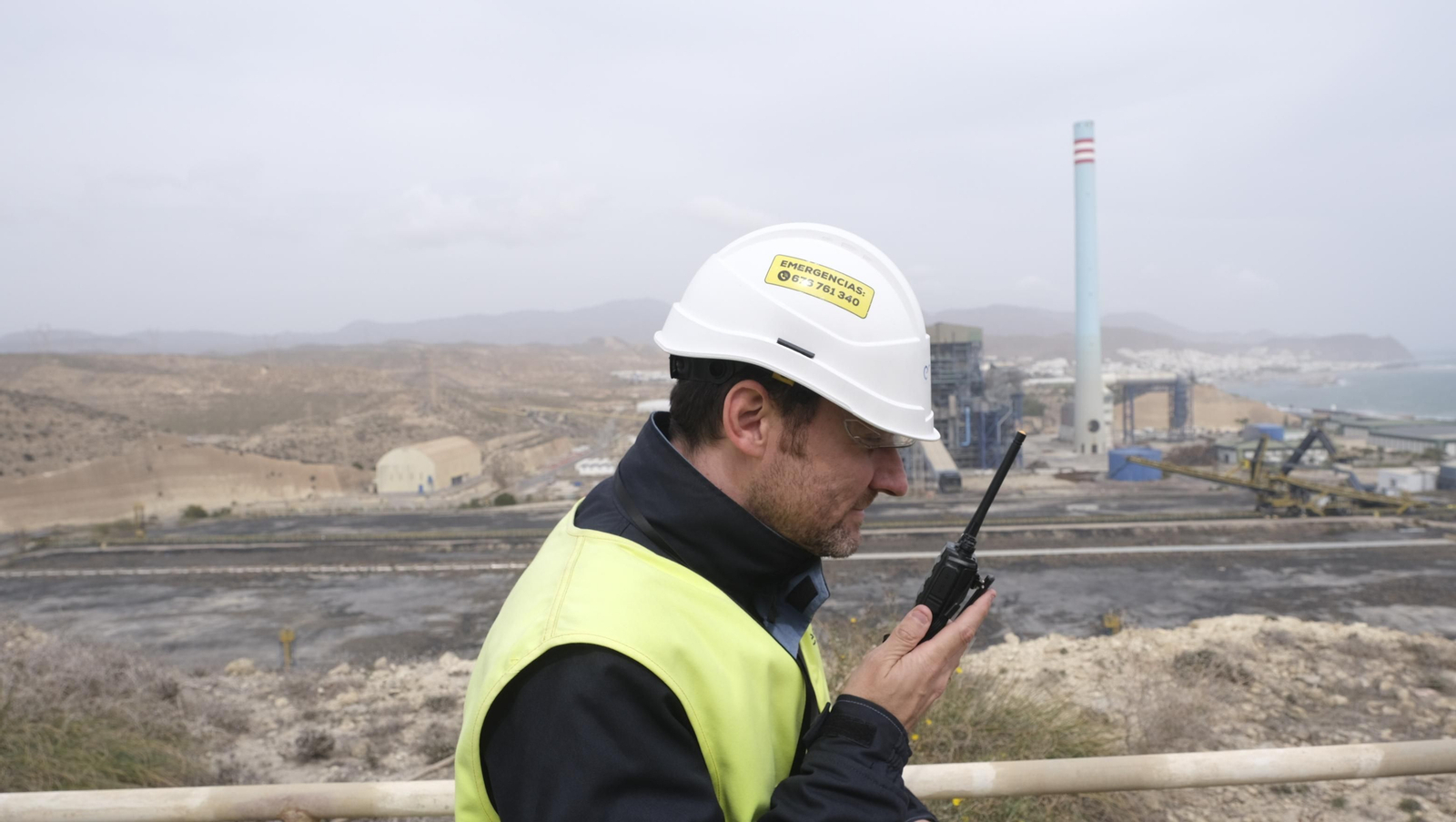 El derribo de la Torre Litoral de Endesa en Carboneras, en imágenes