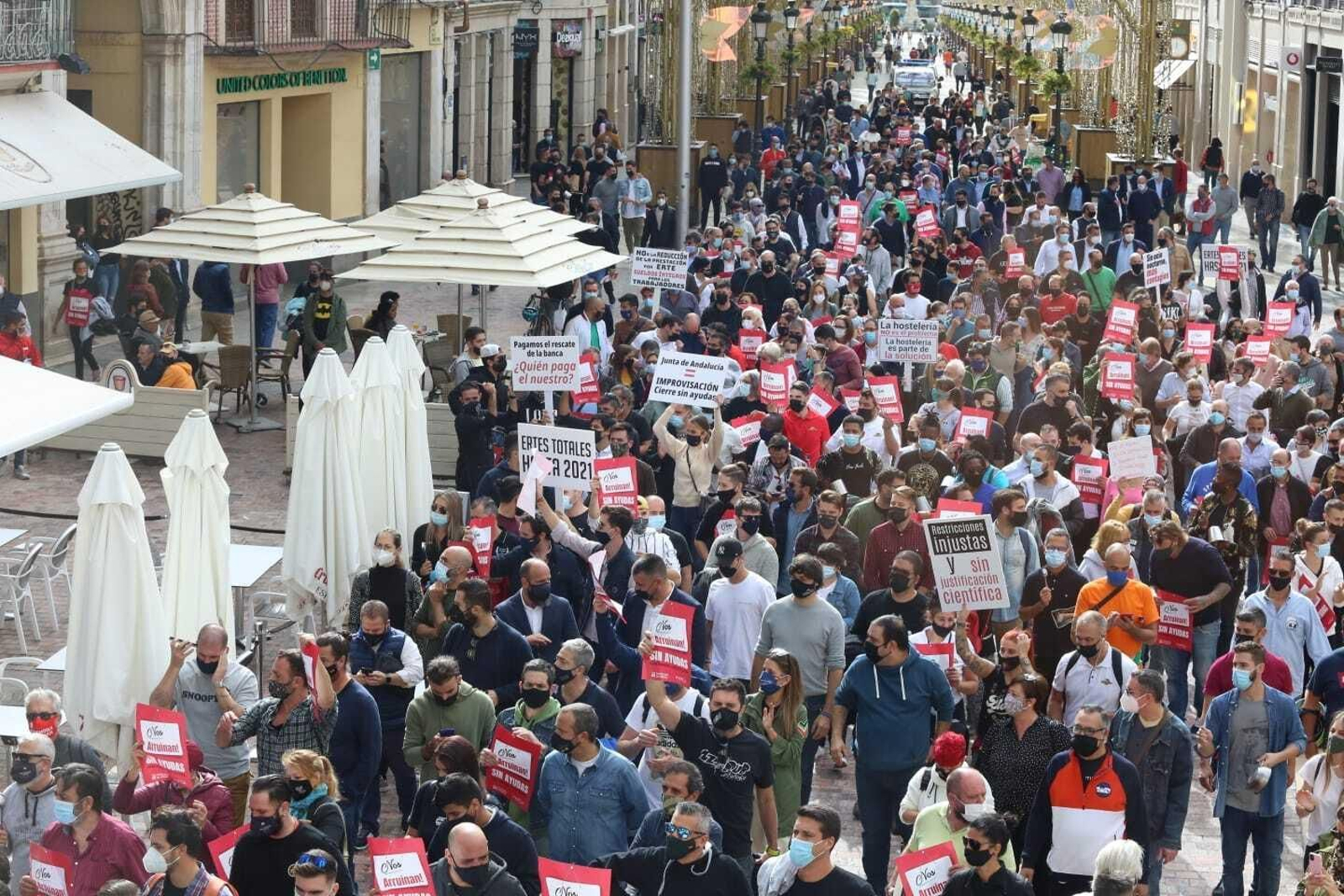 Fotos de la cacerolada de los hosteleros en Málaga, contras las medidas del Covid
