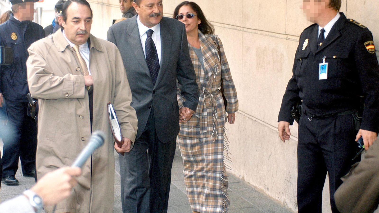 Julián Muñoz e Isabel Pantoja mantienen su relación contra viento y marea mientras las investigaciones del Caso Malaya comienzan a arrasar el ayuntamiento marbellí