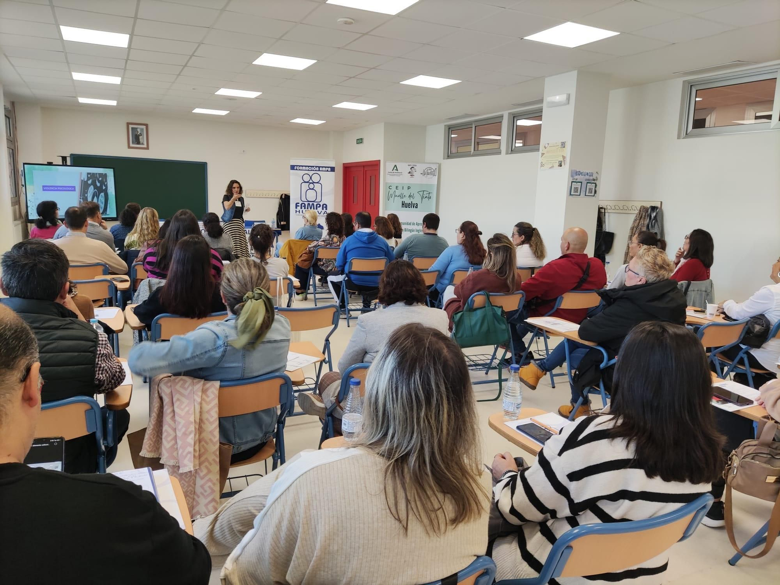 La experta en acoso escolar en una de sus charlas a los padres de Huelva.