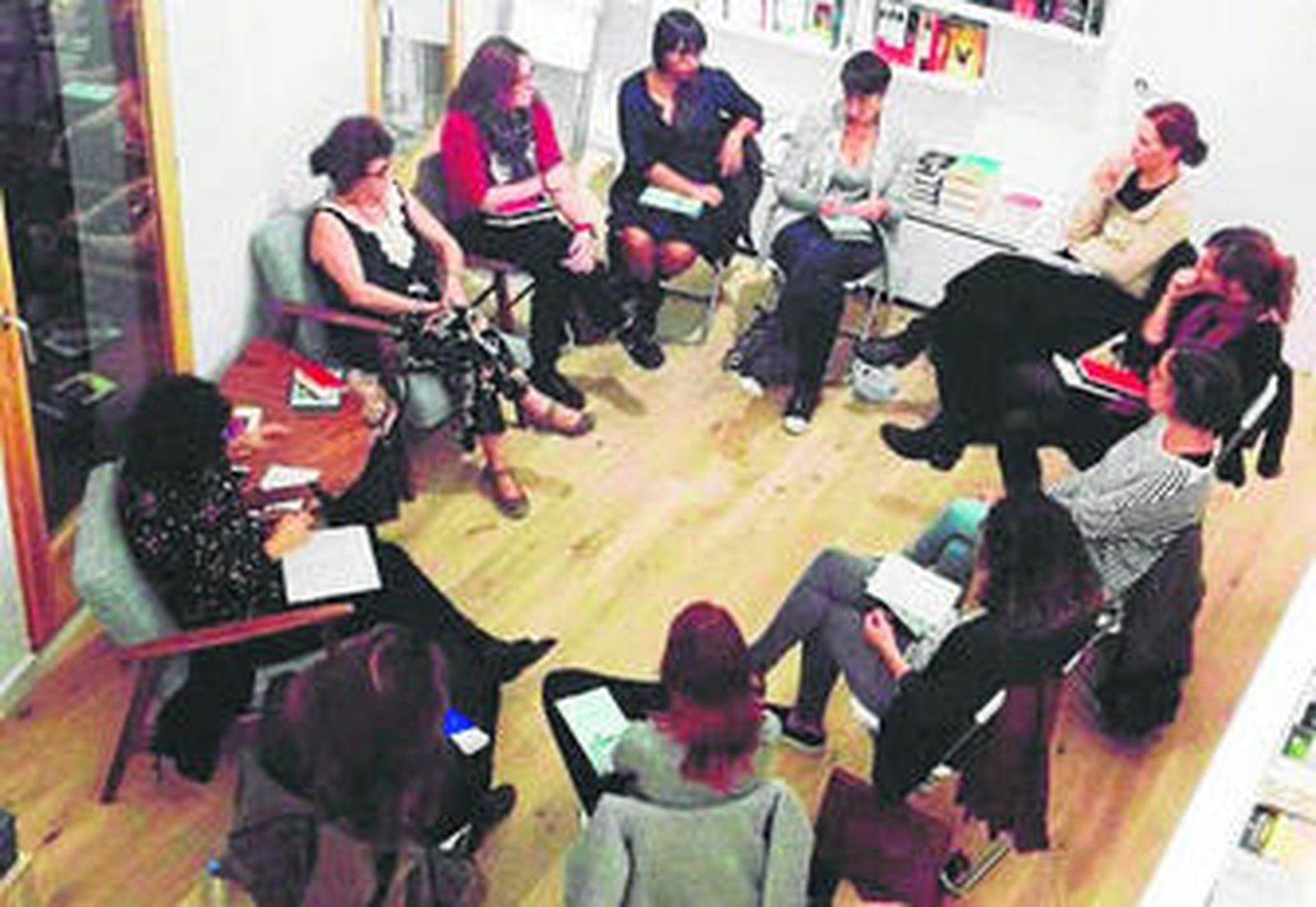 Asistentes al club de lectura feminista organizado por Maria Antònia Massanet en la librería Malpaso de Barcelona.